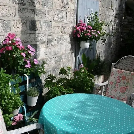 Casa de Férias Charming Stone House Cvetek Vrboska